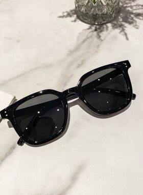 2024年新款方形简单粗框墨镜茶色