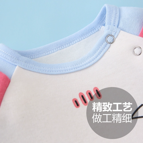 0-12 месяцев новорожденной в соединении в летнем летом, поднимаясь с милой сетью красные, перенесенные ребенка и женщины-младенцы