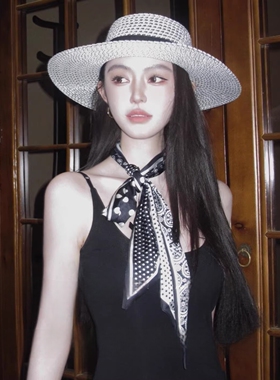 黑白经典不过时，波点丝巾显贵气