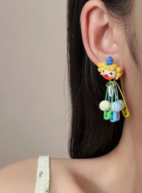 多巴胺小丑别针耳钉女2026新款甜酷个性搞怪耳饰不对称蓝色镀金