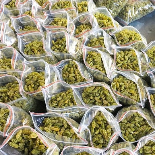 Xinjiang raisins special grade no-wash Turpan seedless large particles snacks for pregnant women and the elderly seedless origin air-dried