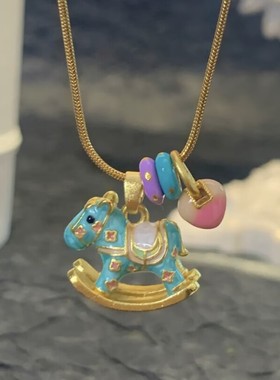 镀真金强保色古法沙金珐琅彩马卡龙摇摇小木马项链高级可爱锁骨链