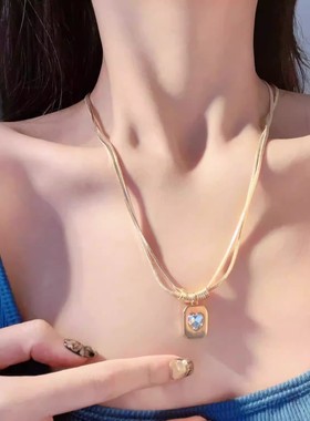 金色轻奢潮汐心跳复古几何方牌爱心锆石项链女众双层蛇骨链毛衣链