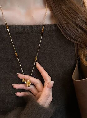 复古轻奢虎眼色松果吊坠项链女2026新款爆款长款毛衣链颈链配饰品