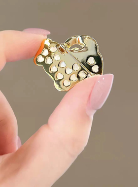 可爱小绵羊胸针2026新款女生小众设计百搭别针胸花高颜值精致配饰