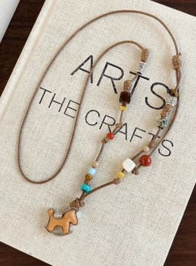 复古木质小马吊坠项链女秋冬轻奢高级感抽拉长款毛衣链本命年配饰