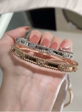 新款四叶草万花筒手镯女V金镀18k玫瑰金白金窄版水钻叠戴手环轻奢
