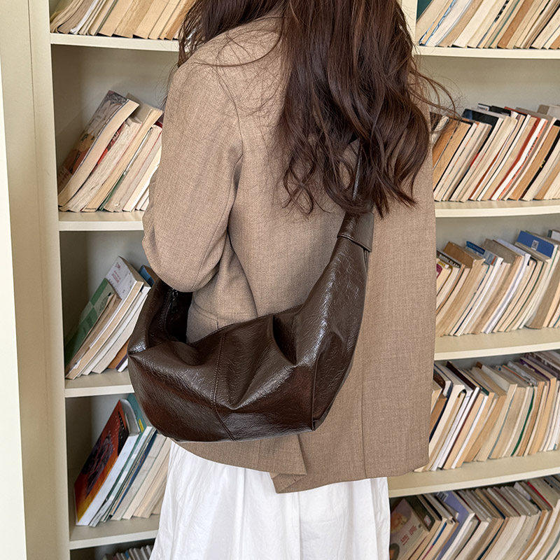 韩系ins大容量复古油蜡皮褶皱饺子包慵懒风休闲百搭牛角单肩挎包,淘宝优惠券,粉丝福利购,淘宝优惠卷