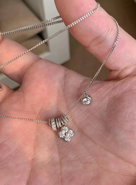 小众设计清冷感跑环四叶草吊坠项链女精致轻奢叠戴银色小灯泡锁骨