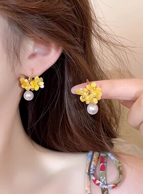 2026新款黄色花朵珍珠耳环女度假风独特漂亮耳钉轻奢感耳饰品