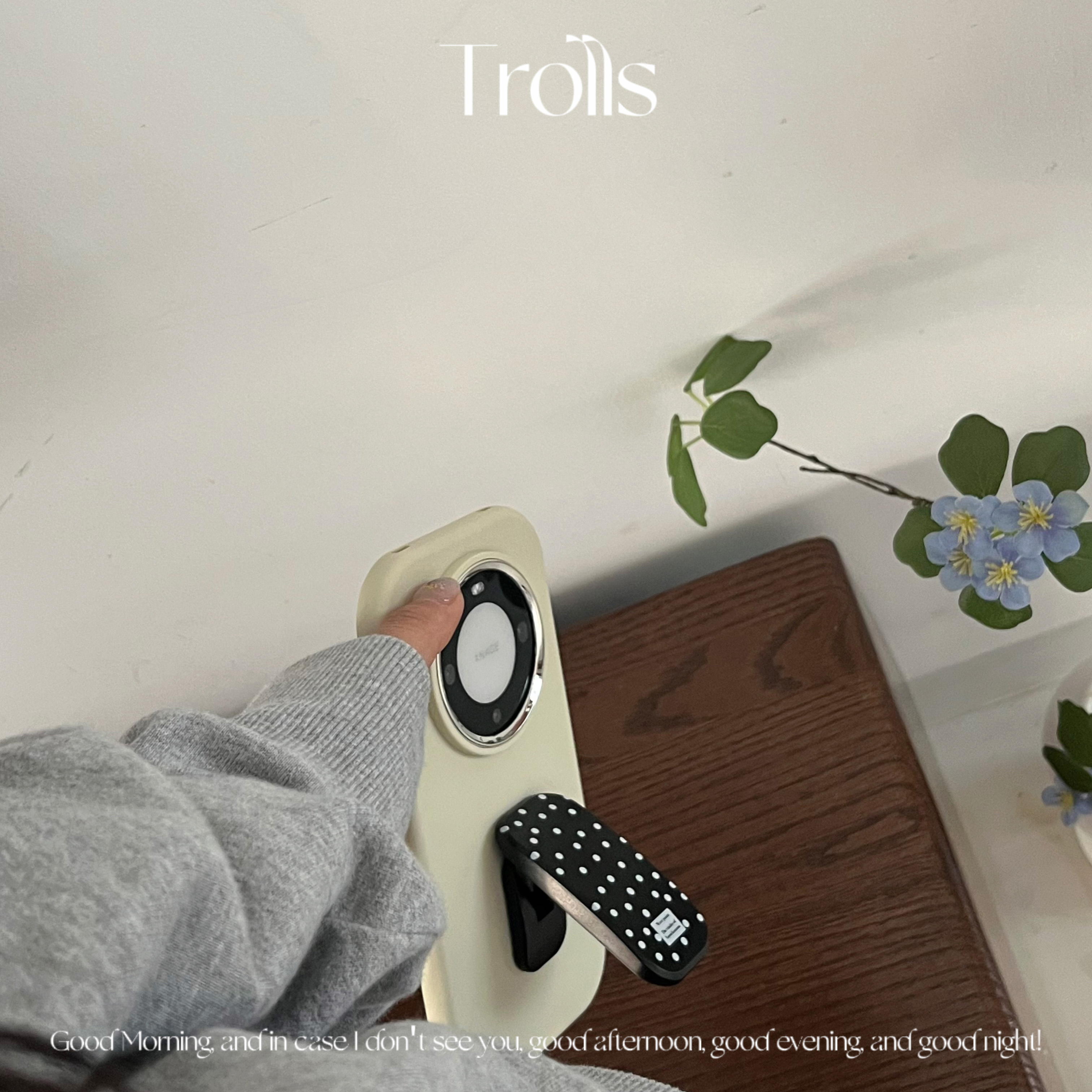 Trolls|小众ins黑色波点推拉支架手机壳适用华为mate60pro高级感奶白色大孔镜头荣耀100苹果15小米14软findx7 - 图1