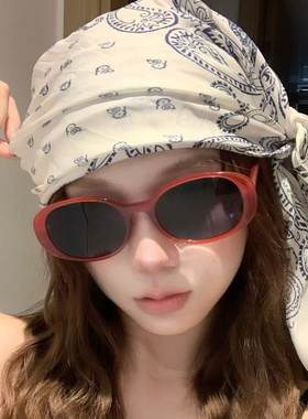 港风复古安哥拉红显脸小墨镜女