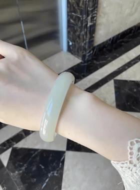 2026新疆和田玉手镯女款少女年轻款青海晴水扁条青白玉镯冰种贵妃