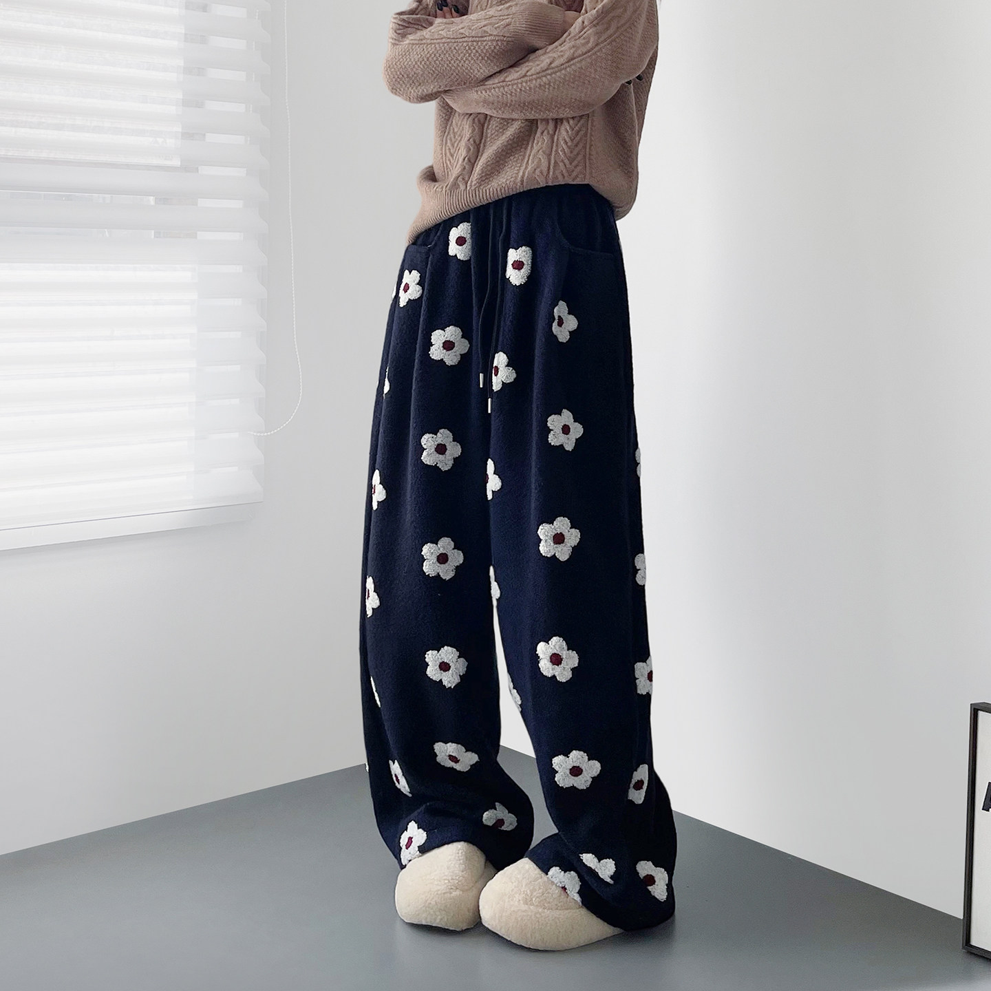 冬季软糯奶芙毛绒刺绣小花糯米裤女大码胖mm加绒加厚保暖阔腿卫裤,淘宝优惠券,粉丝福利购,淘宝优惠卷