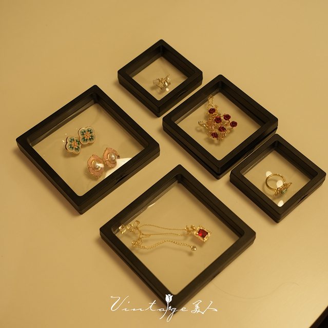 Small floating portable jewelry storage box