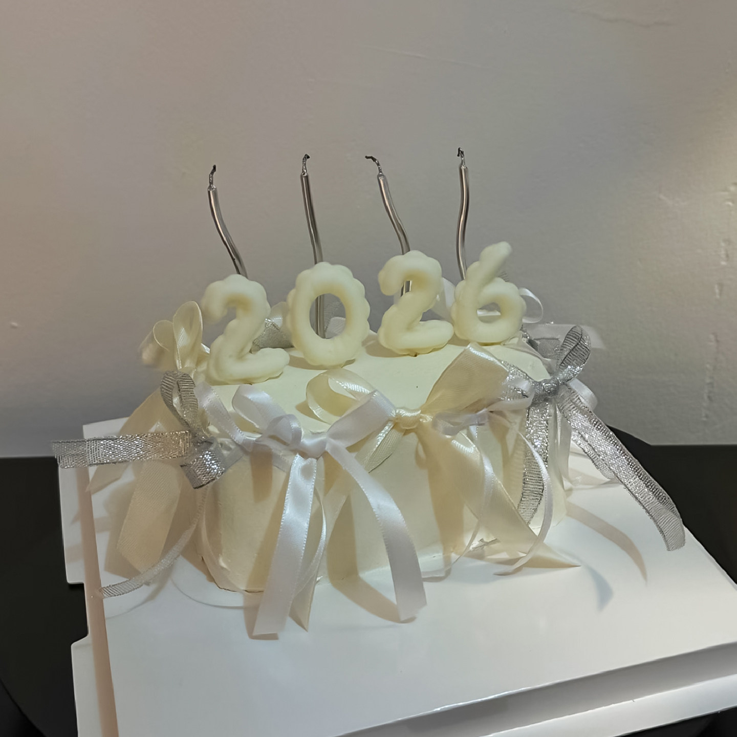 纯色2026跨年新年仪式感气球数字蛋糕装饰DIY蝴蝶结丝带曲线蜡烛,淘宝优惠券,粉丝福利购,淘宝优惠卷