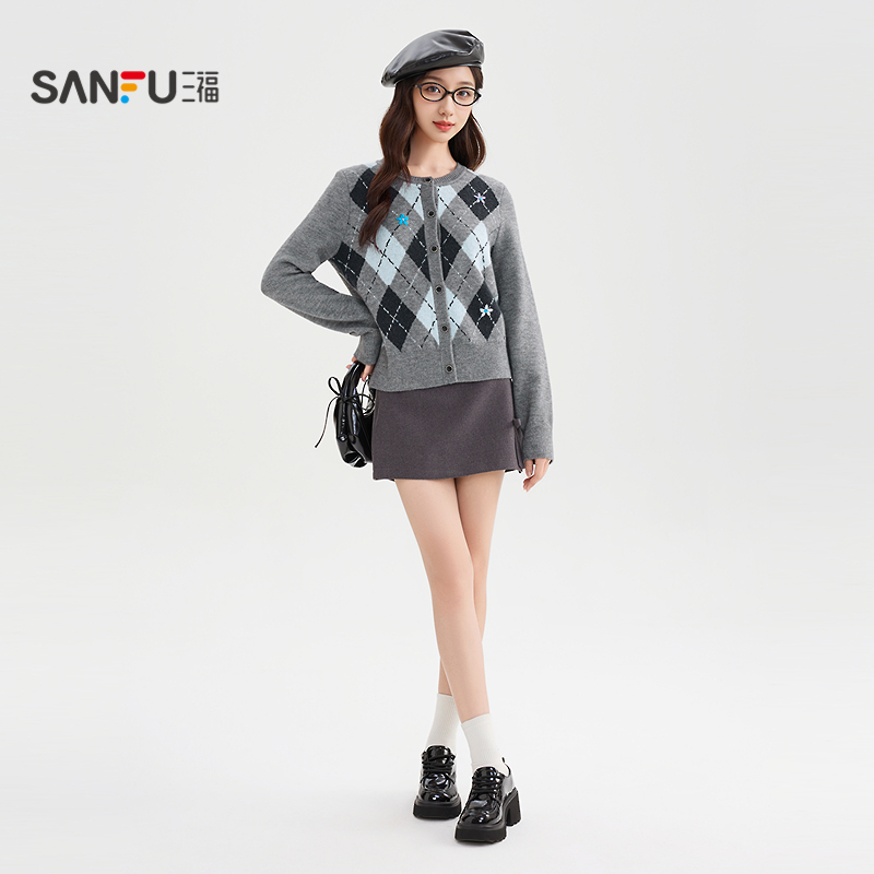 三福毛衣女秋冬高级感2025小花刺绣撞色菱形格开衫上衣女装513186 - 图3