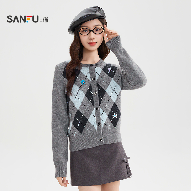三福毛衣女秋冬高级感2025小花刺绣撞色菱形格开衫上衣女装513186 - 图0