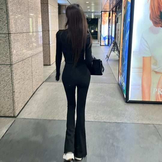 10.10 Winema Xiaoxue challenges the entire Internet to wear bell-bottom pants in life. 6k+ niche is difficult to surpass. Black/white