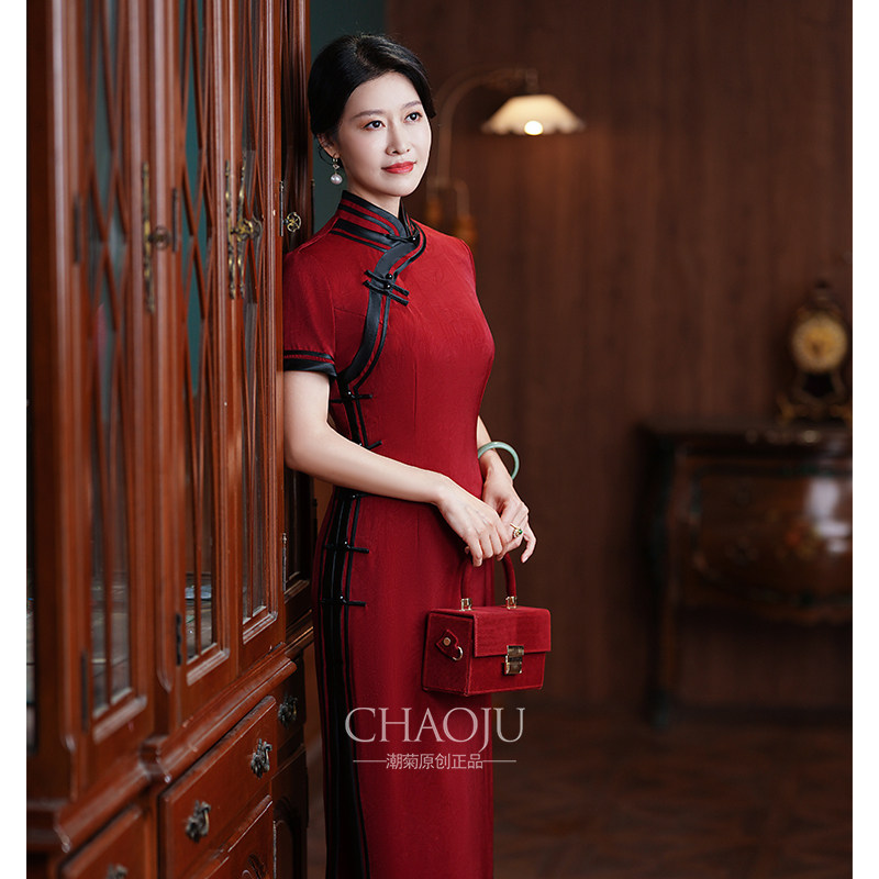 酒红色旗袍中年妈妈2024新款年轻款高端气质喜婆婆婚宴装平时可穿