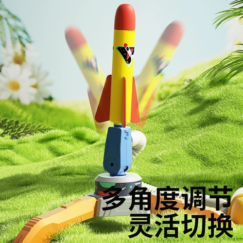 Детская нога шагает на небо ракета, детка на открытом воздухе, мальчики для мальчиков пена пена маленькая летающая стрелка светловолочный небо пушка