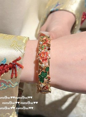 织纹雕金荷花珐琅石手镯古董感镀18K金 小花莲藕金豆豆坨坨手链女