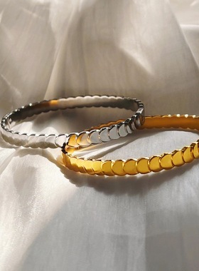 钛钢镀18k黄金色亮面鱼鳞片手镯 光面时尚简约手环潮流复古高级感