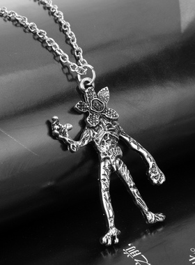 哥特风暗黑怪奇物语周边食人花项链吊坠个性潮流装饰衣服挂件