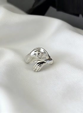 中古风爱的双手拥抱戒指开口情侣