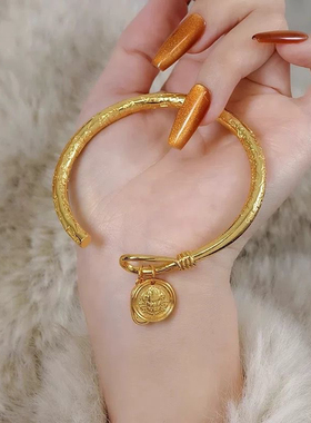 錾刻财神手镯女黄金色中式国潮招财挂坠开口实心手饰