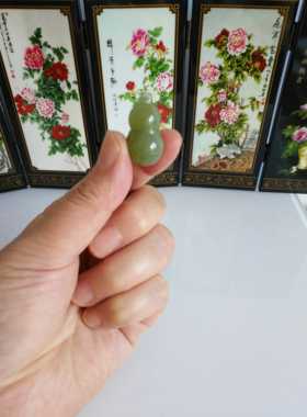 天然岫玉顶坠葫芦”高:27.1mm  宽:13.5mm  质量:6g  编号:46+