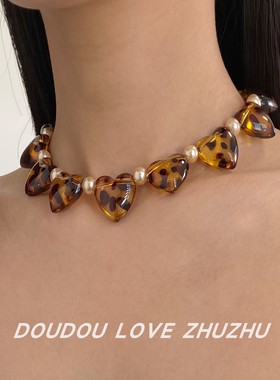 时髦辣妹豹纹亚克力爱心串珠项链