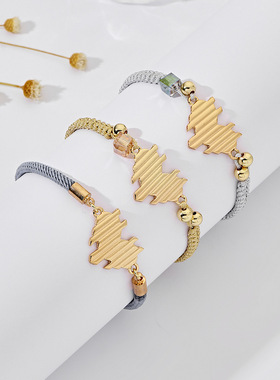 A female couple who made hand-woven bracelets女士编织潮手链