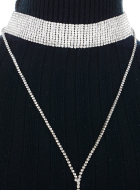 Multi-layer necklaces are popular in female nightclubs长颈链