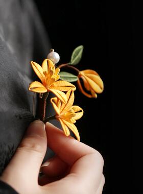 小黄花小众设计感胸针配饰精致美