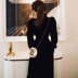 Gió lạnh retro váy dài nữ mùa thu sang trọng Hepburn váy đen nhỏ nhung mờ eo dài tay áo - váy đầm chân váy xoè váy đầm