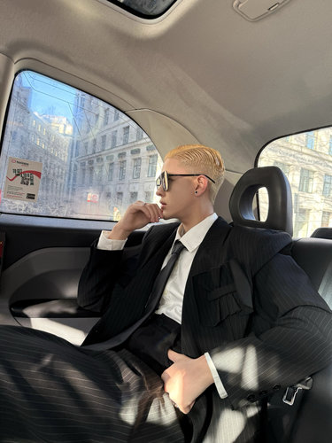 kkkk暗黑风「伦敦街区」高级定制收腰设计款时尚条纹胸花西服套装 - 图0