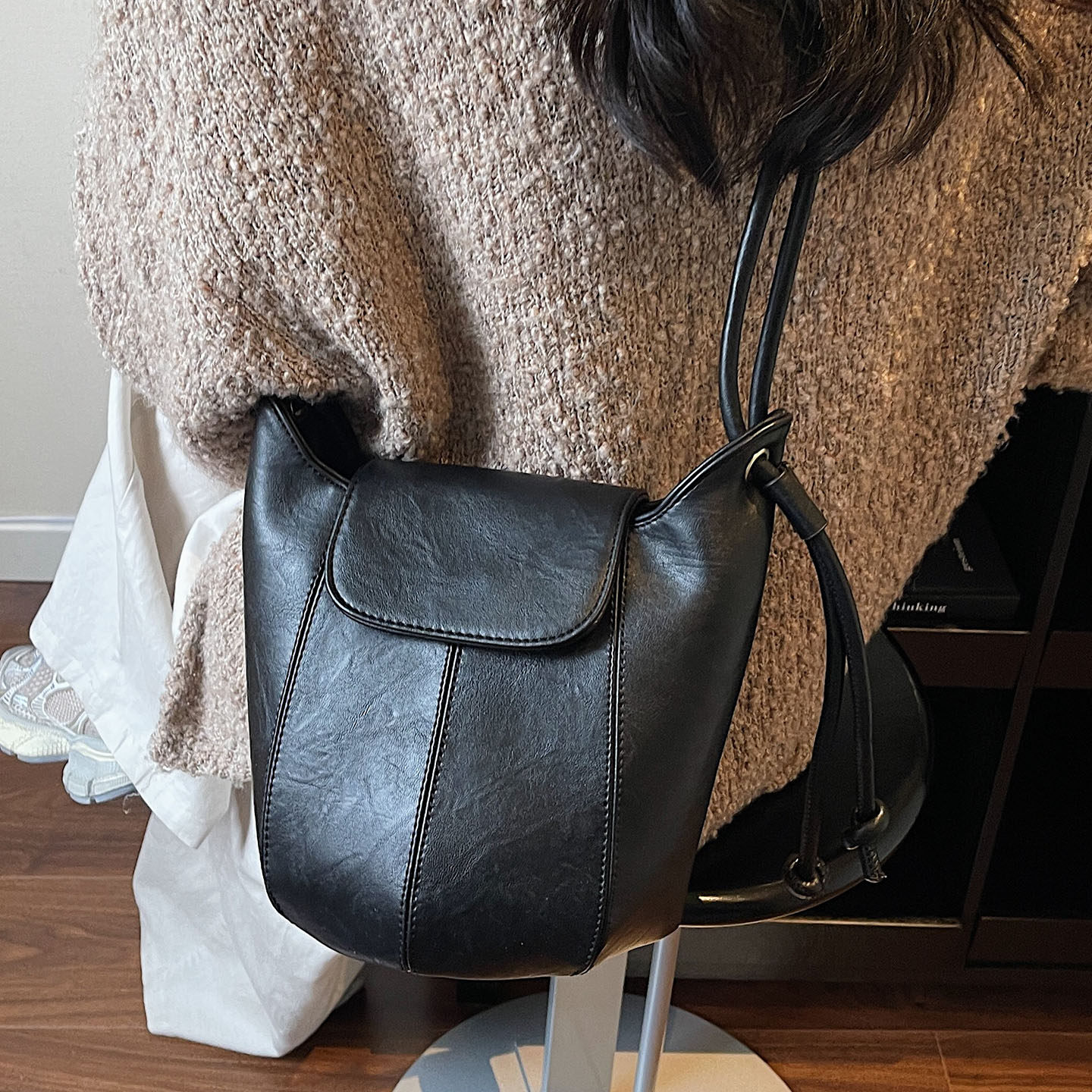 时尚2025小众设计新款女士水桶包复古简约高级感百搭通勤单肩包,淘宝优惠券,粉丝福利购,淘宝优惠卷