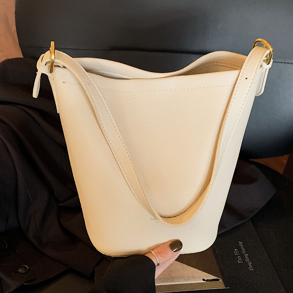 潮流休闲水桶包女韩版时尚腋下包2025新款小众简约百搭高级感女包,淘宝优惠券,粉丝福利购,淘宝优惠卷