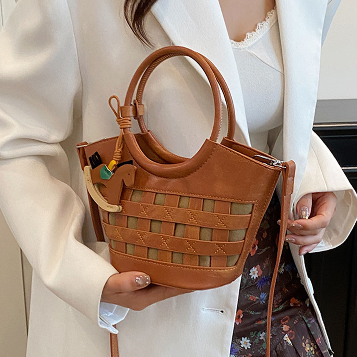 时尚洋气百搭小众设计感单肩斜挎精致皮质2025秋季女式手提水桶包,淘宝优惠券,粉丝福利购,淘宝优惠卷