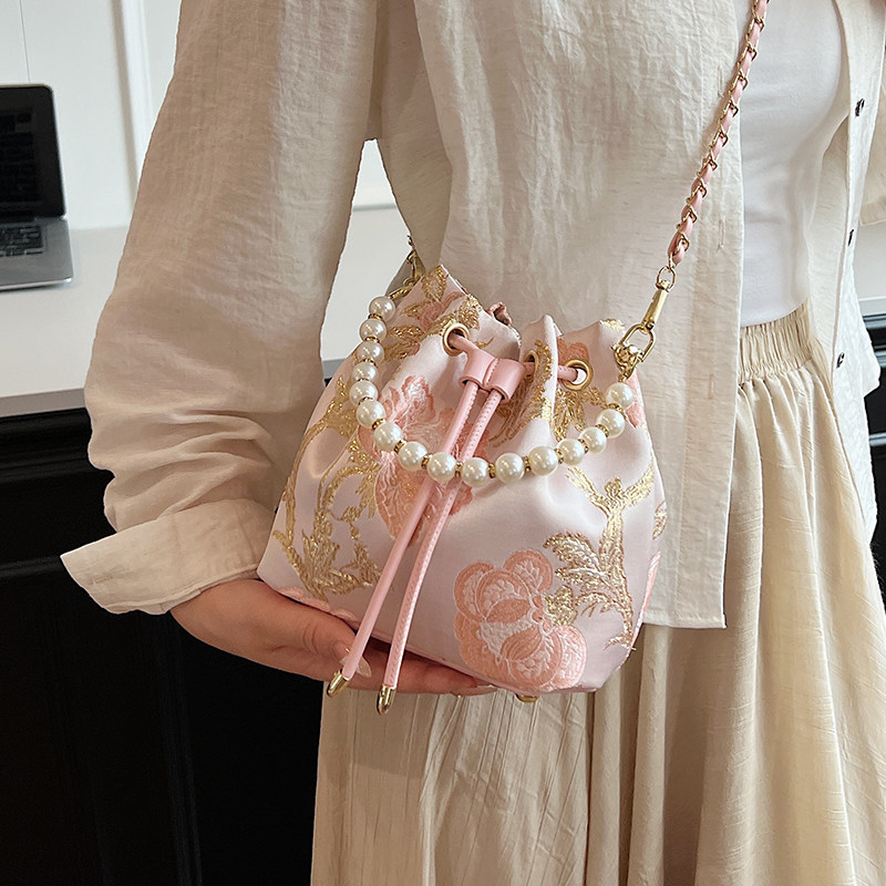 手拎珍珠水桶包女2025夏季新中式刺绣单肩包小众简约高级感斜挎包,淘宝优惠券,粉丝福利购,淘宝优惠卷