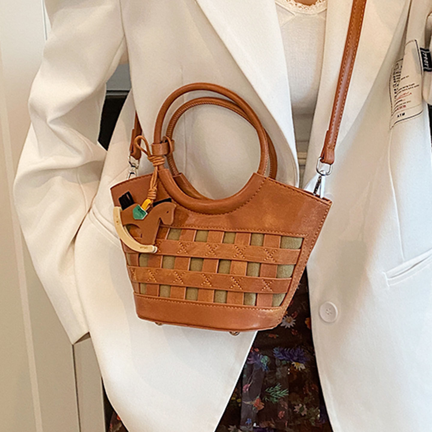 时尚洋气百搭小众设计感单肩斜挎精致皮质2025秋季女式手提水桶包,淘宝优惠券,粉丝福利购,淘宝优惠卷