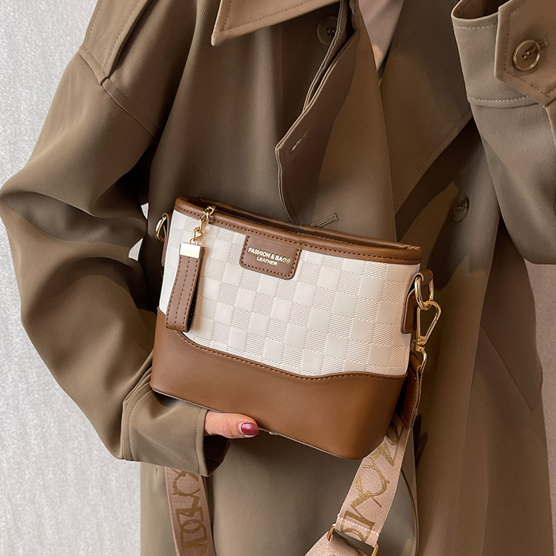 今年流行爆款小众斜挎包包女2025新款高级感百搭通勤水桶包单肩包,淘宝优惠券,粉丝福利购,淘宝优惠卷