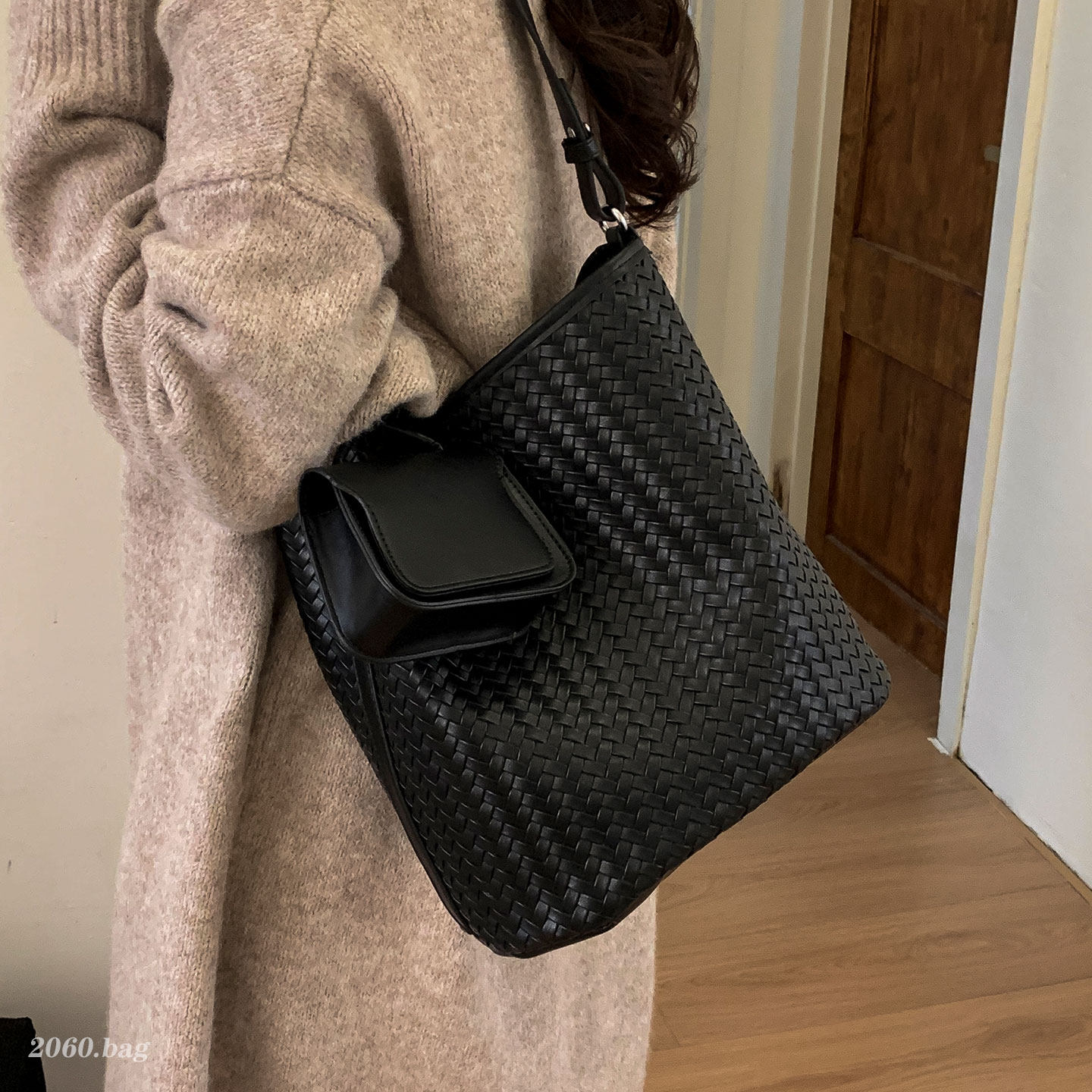 编织水桶包女2025新款百搭大容量通勤单肩斜挎包女复古洋气爆款,淘宝优惠券,粉丝福利购,淘宝优惠卷