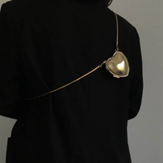 三环路亮片迷你爱心链条包设计感小众耳机包新款个性身体链百搭潮