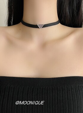 字母三角标项圈女黑色软皮颈链辣妹风小众设计高级感个性锁骨链潮