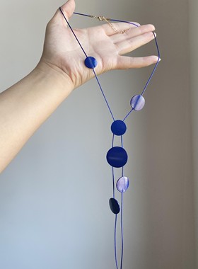 蓝调时刻~克莱因蓝色不规则圆片项链女海边度假风超显白百搭颈链