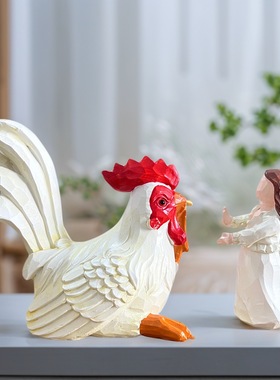 新品白色公鸡与女孩家居桌面