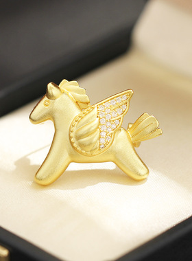 金色小飞马胸针高级感胸花小众轻奢风设计感2025新款时尚别针配饰