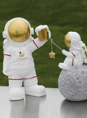 新款直销北欧创意太空人宇航员小摆件酒柜红酒架玄关客厅餐桌儿童
